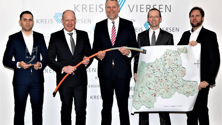 Flächendeckendes Glasfasernetz für Kreis Viersen: (v.l.) Jan Rimbach (Manager Förderung), Geschäftsführer Peter Kamphuis von Deutsche Glasfaser, Landrat Dr. Andreas Coenen, Abteilungsleiter Christian Böker und Breitbandkoordinator Sebastian Cüsters