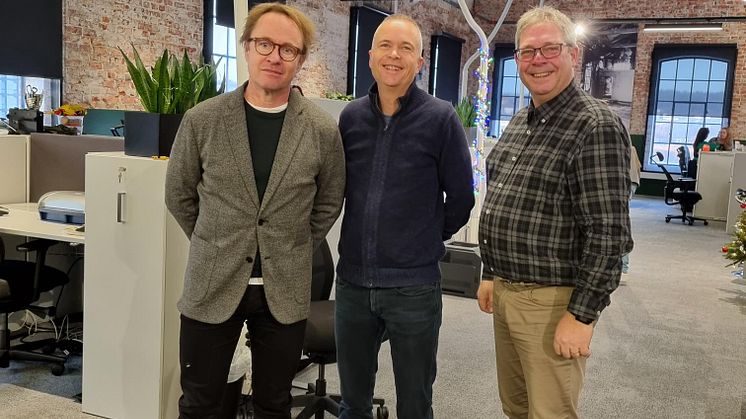 FORLENGER OG UTVIDER: Administrerende direktør Lars Schön i Byggfakta (f.v.), kunde- og eiendomssjef Steinar Løvdal i Höegh Eiendom og salgsdirektør Pål Engeseth i Byggfakta ser frem til å fortsette samarbeidet på Verket. Foto: Tuva Viktoria Tiller
