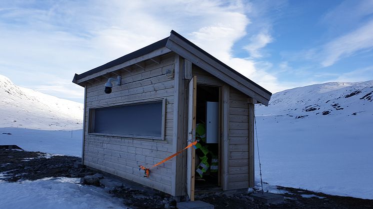 Huset beskytter radaren som overvåker snøskredfare på Stavbrekka. 