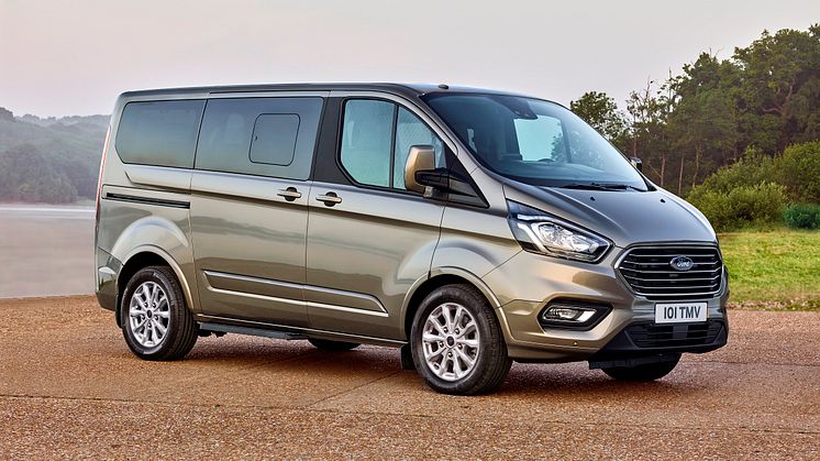 •	Der neue Ford Tourneo Custom eignet sich als exklusives Shuttle-Fahrzeug sowie als gehobenes Freizeit-Fahrzeug für Privatkunden.