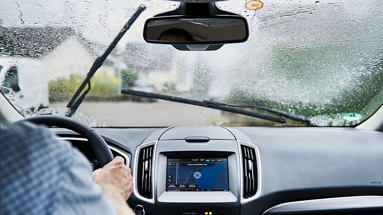 REGN I VEIEN: En kraftig regnbyge kan redusere sikten du har markant. Nå gir et nytt Ford-system deg hjelp