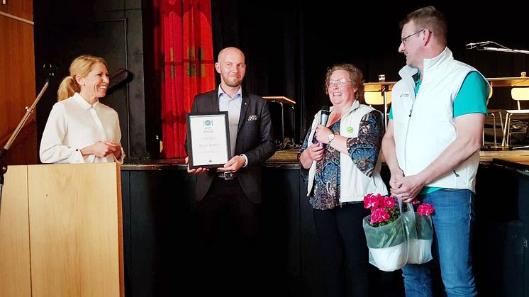 Theresa Hägglund, upphandlingschef på Bodens kommun, och Claes Nordmark (S), kommunalråd, tar emot ett diplom för Innovativ upphandling från Jenny Karlsson och Lars Eriksson på LRF Norrbotten.