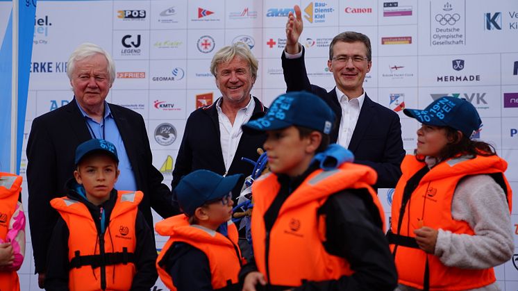 vl_Hans-Werner Tovar_Uwe Wanger_Frank Meier verabschieden die Segelkids und freuen sich auf 2022.