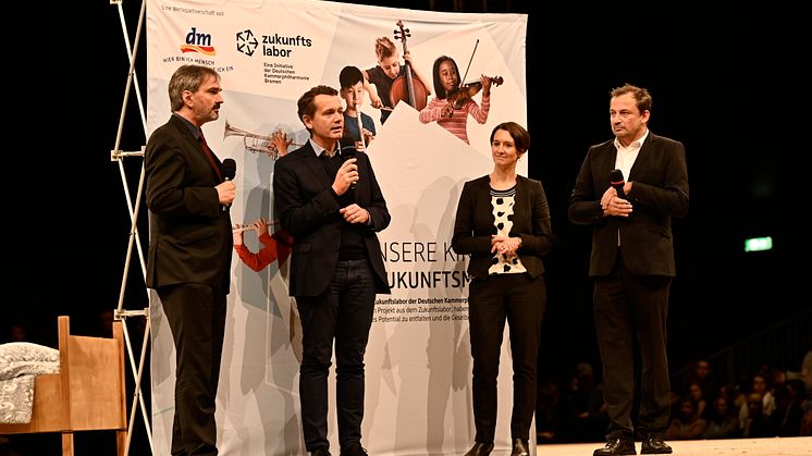 von links: Albert Schmitt, Managing Director, Kammerphilharmonie Bremen; Christoph Werner, Vorsitzender der dm-Geschäftsführung; Dr. Claudia Bogedan, Senatorin der Hansestadt Bremen; Hans-Martin Utz, Schulleiter GS Bremen-Ost; Foto: © Caspar Sessle
