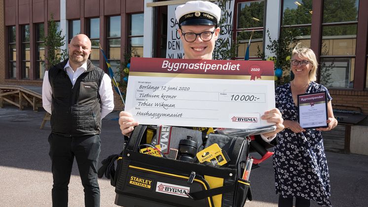 Årets Bygmastipendiat i Borlänge Tobias Wikman omgiven av Bygmas Niclas Ericsson och rektor Anna Torssander. Foto: Hasse Eriksson