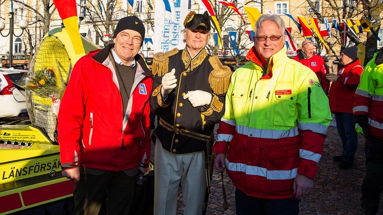 Baltzar von Platen (gestaltad av Rude Glantz) namngav den nya svävaren. Här är han flankerad av Stefan Nyrinder (t v ), vd Länsförsäkringar Östgöta, samt Håkan Andersson, stationsansvarig RS Vadstena/Motala.