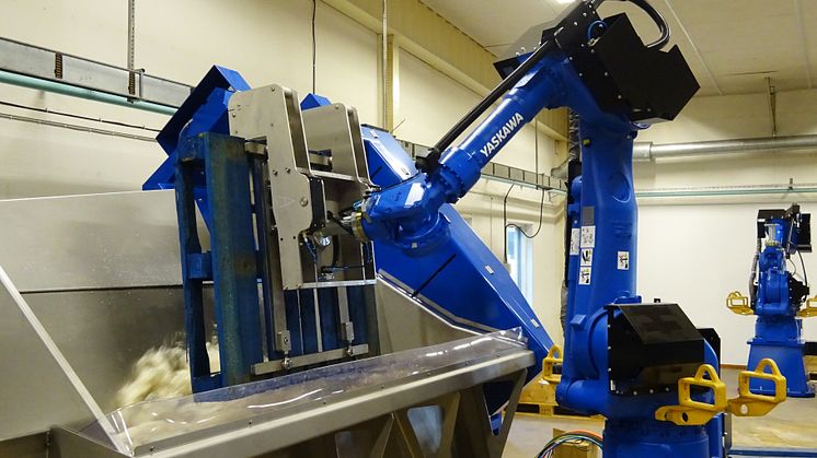 En Motomanrobot från Yaskawa demonterar träpallar under vatten med den unika Aqua Klippa.