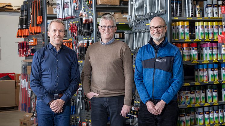 Foto af Kjeld Thomsen (direktør i Jydsk Værktøj), Lars Perl Kristensen (direktør i Nordjydsk Værktøjssalg) og Troels Porse (indkøbschef i Jydsk Værktøj)