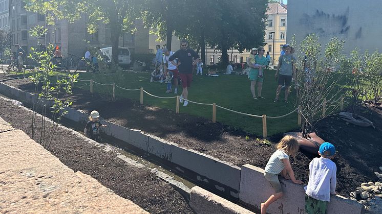 Barn leker i bekken. Åpning av Klosterenga Park