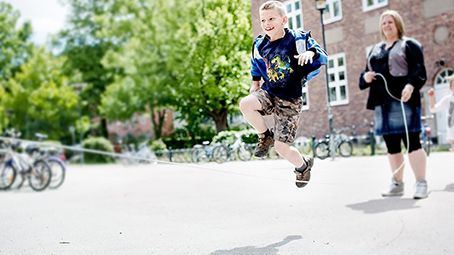 Du kan föreslå en socialsekreterare, en undersköterska, en hel förskola, en kundtjänstmedarbetare, en bibliotekarie eller någon annan kommunanställd som du tycker ger god service.