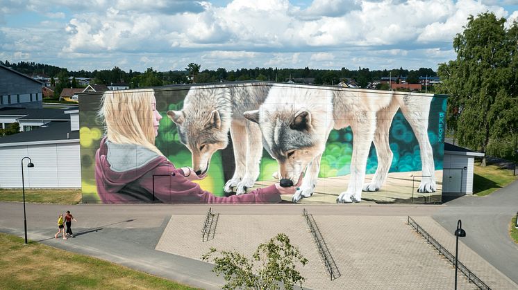 Muralmålning från Artscape 2017 i Värmland. Konstnär BKFOXX. Foto av Fredrik Åkerberg.