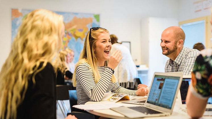 Elever och lärare på Erlaskolan