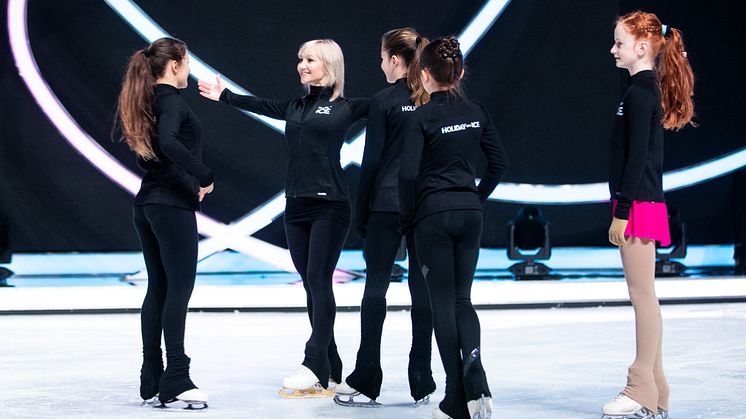 Die HOLIDAY ON ICE ACADEMY Nachwuchstalente mit Aljona Savchenko bei den Vorbereitungen auf Dancing on Ice