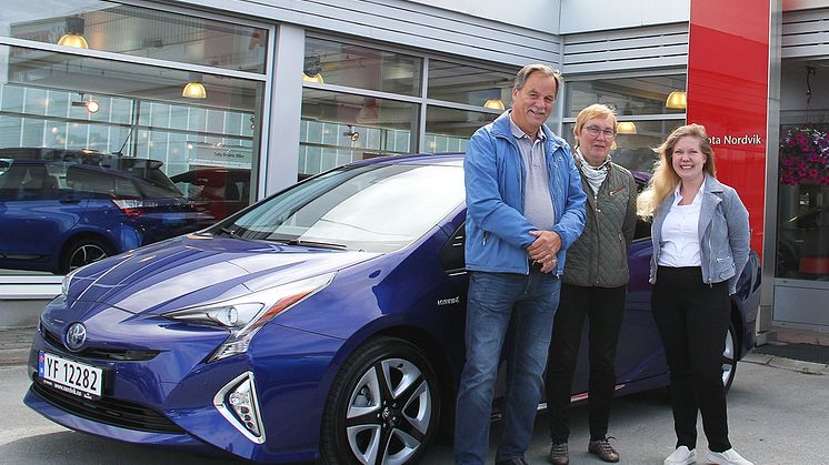 - Fornøyd med ny Prius: Karl Laurits og Oddrun Helskog sammen med bilselger Maja Evjenth.