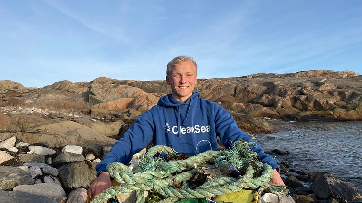 Lukas with fishing crate full of plastic - Ramsvikslandet