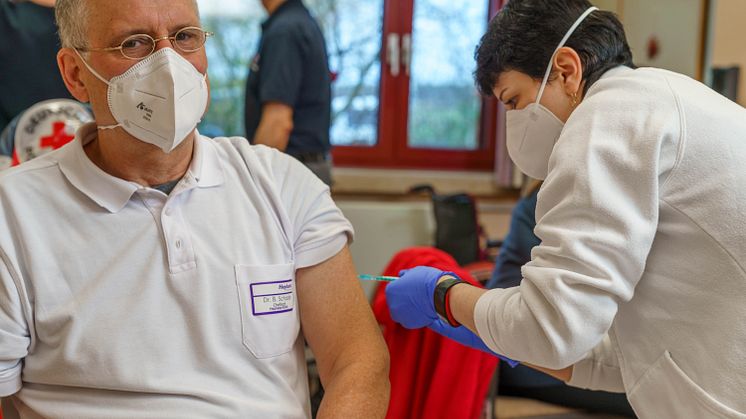 Dr. Bernd Schade, Chefarzt der Hephata-Klinik, bekommt von seiner Kollegin Evgenia Rashchiker die Impfung gegen Corona.