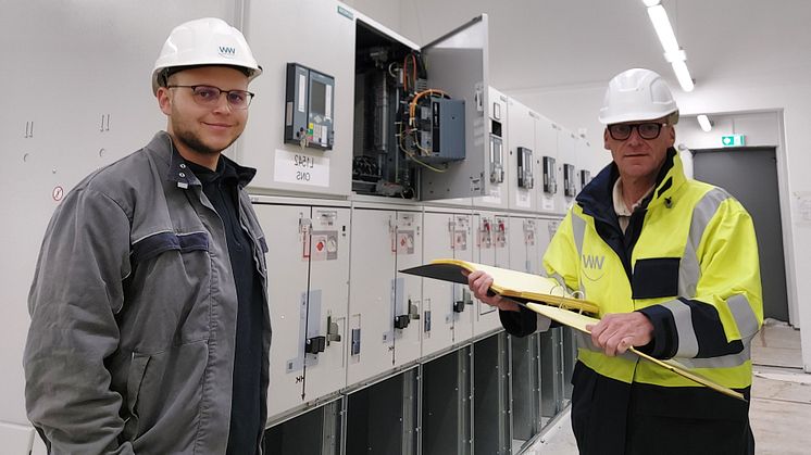 Projektleiter Frank Rathert (l.) und Schutztechniker Dominik Lasrich besprechen die anfallenden Arbeiten in der Schaltanlage.