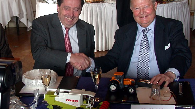 Patrick Faure (l.), Directeur Générale Adjoint (member of the board of RENAULT S.A.), and Helmut Claas (r.; 1926 - 2021) seal the new alliance between CLAAS and Renault Agriculture with a handshake on 23 February 2003