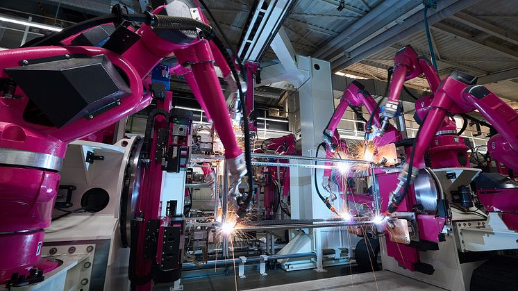 31 robotar för svetsning och hantering inom volymproduktionen av golvskåpet VX25 säkerställer att transport- och svetsprocesserna löper på ett säkert sätt inom anläggningen.
