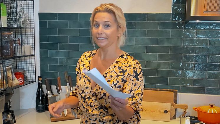 Tina Nordström med alla finalister i sin hand. Hon leder också prisutdelningen den 8 oktober.
