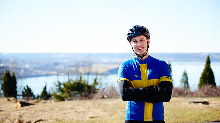 Victor Egerbo cyklar för att samla in pengar till Erikshjälpens katastroffond. Foto: Adam Hegestrand