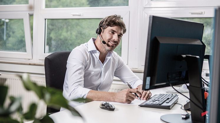 Ob technischer Servicefall oder grundlegende Bedienerfrage: Bereits beim Anruf unterstützt der WMF Support mithilfe des neuen Tools „Remote Service Desktop“ an der Kaffeemaschine, als wäre er vor Ort. 