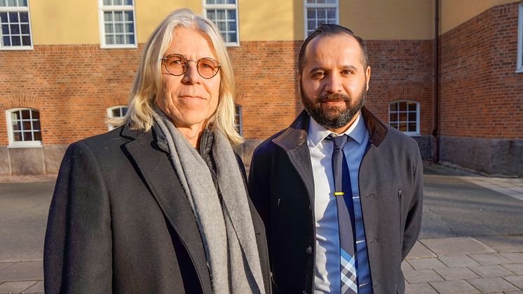 Att lära studenter att skriva kod handlar inte bara om att föra över kunskap, utan snarare om att bygga relationer, menar Montathar Faraon (höger) och får medhåll från Kari Rönkkö (vänster).