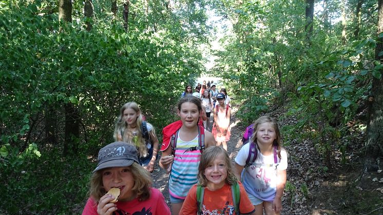 Geschwisterkinder fahren ins Sommerfreizeitcamp nach Oberau