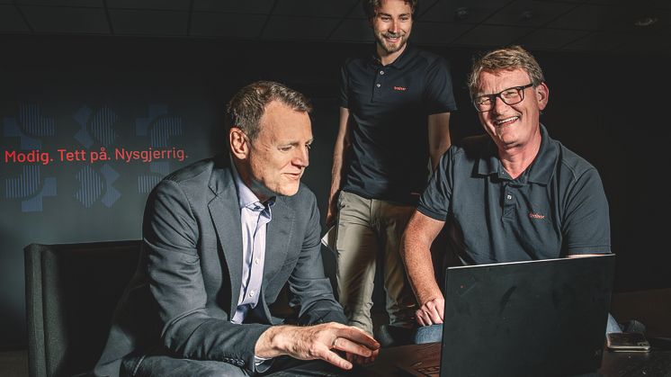 Morten Aasen (til venstre i bildet) viser stolt frem Trainors internasjonale fagforum for fagfolk som arbeider i eksplosjonsfarlige områder. Foto: Heidi S. Middleton