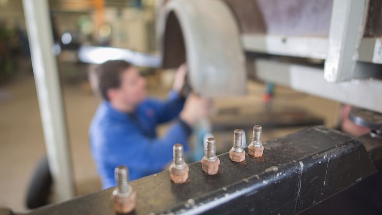 Ein Beschäftigter des Arbeitsbereichs der Hephata-Metallwerkstatt in Ziegenhain.