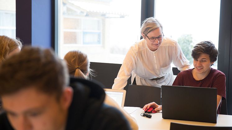Rektor Anette Skovlykke Nielsen har en opfordring: Tag imod tilbuddet om en personlig rundvisning, hvor det er muligt at komme helt tæt på og opleve, lytte og mærke efter for at blive klædt på til at træffe valget om uddannelse”.