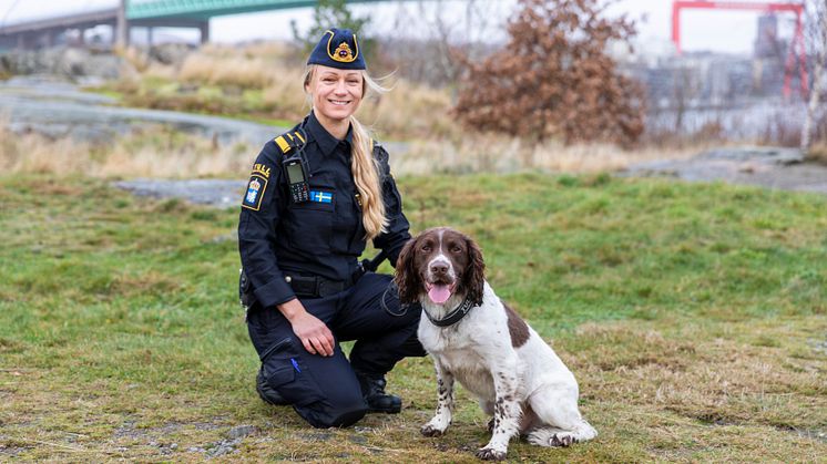 Årets Narkotikasökhund 2024 sittande med förare Ruth Baciu_ Foto Karin Wildheim.jpg