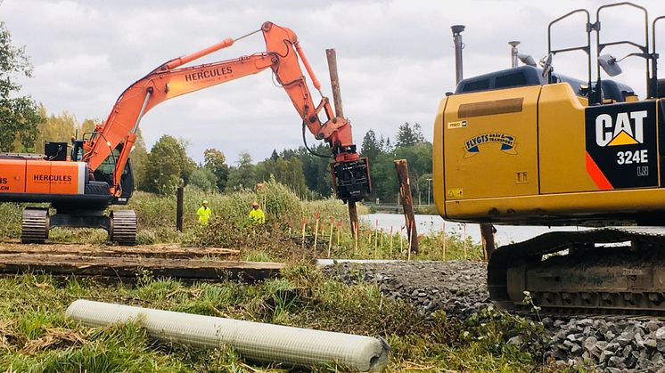 12 m långa pålar pressas ner i kanalbanken vid Norsholm. 