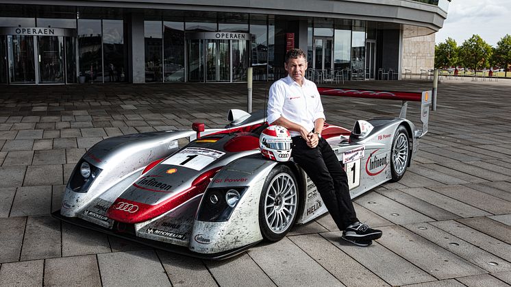 Tom Kristensen ved Audi Le Mans racer foran Operaen i København (foto Mads Dreier)