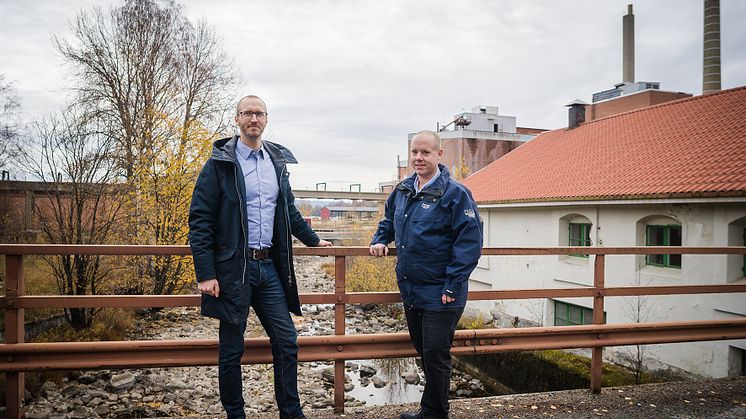 Björn Wiklander, Bolooba, och Andreas Sjölander, kommunstyrelsens ordförande i Härnösand, vid Utansjöverken.