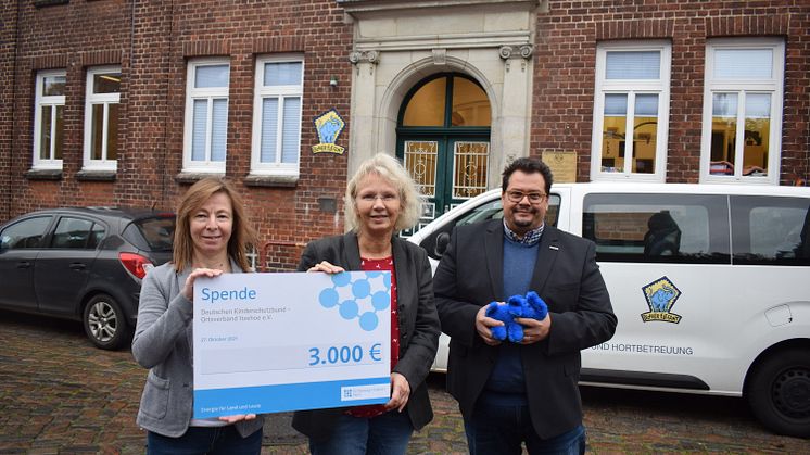 (v.li.): Martina Neas, Susanne Heinecker und Andre Linnenschmidt (Quelle: HALLO Steinburg/Balcazar)