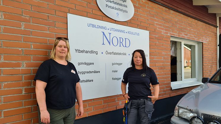 Gästspelande yrkeslärarna på Utbildning Nord, från vänster Elina Hägg och Susanne Wennberg, vill uppmuntra fler tjejer att välja ett byggyrke.gg