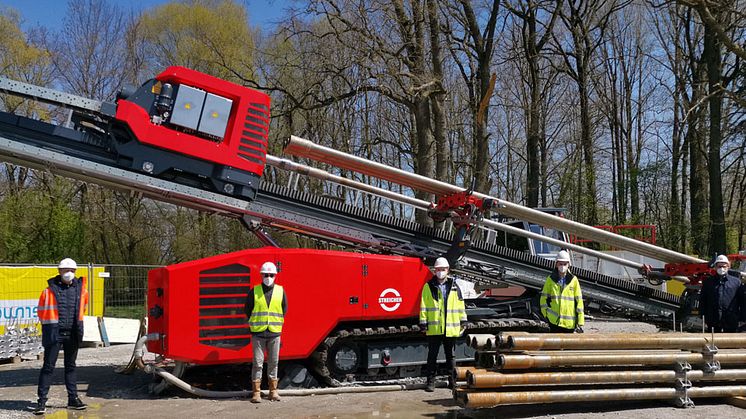 Der mächtige Spezialbohrer ist erstmals in Bayern im Einsatz. Sein Einsatz in Plattling dient der Stärkung des örtlichen Stromverteilnetzes und der Integration erneuerbarer Energien vor Ort.