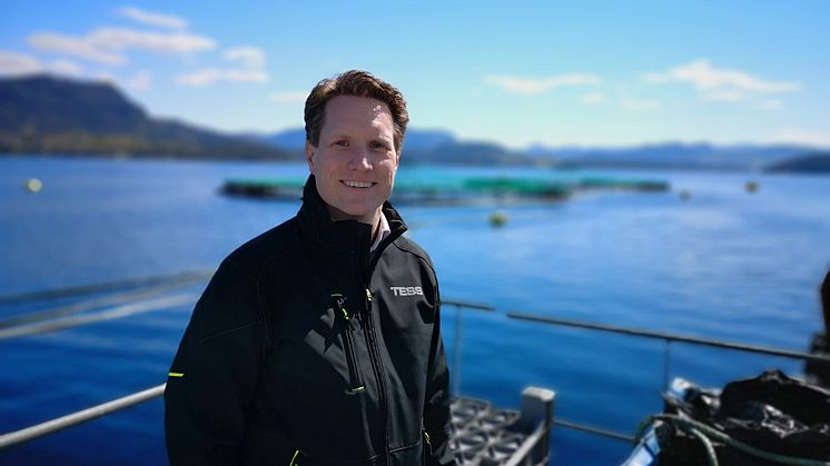 Jan- Eric Haagensen, segmentdirektør for havbruk i TESS, presenterer den nye havbrukskatalogen på messen Aqa Nor i august