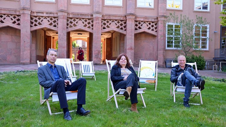 Prof. Josef Focht, Leontine Meijer-van Mensch und Dr. Olaf Thormann präsentieren die neuen Sitzgelegenheiten im Innenhof des Grassimuseums
