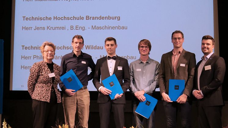Im Rahmen einer Festveranstaltung ehrte die Vorstandsvorsitzende des VDI Berlin-Brandenburg, Prof. Dr.-Ing. Burghilde Wieneke-Toutaoui, die besten Ingenieurabsolventen. © VDI Berlin-Brandenburg