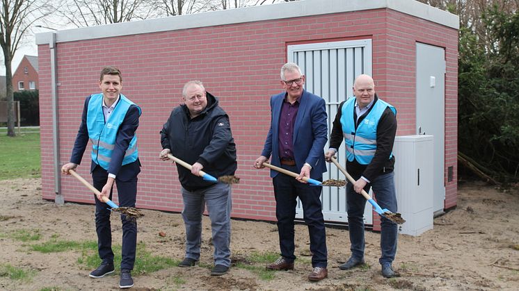 Von links: Guido Hill (Projektleiter Deutsche Glasfaser), Hindrik Bosch (stv. BGM Samtgemeinde Neuenhaus), Carl-Hendrik Staal (stv. BGM Stadt Neuenhaus), Ben Mejier (Projektmanager Bau Deutsche Glasfaser)
