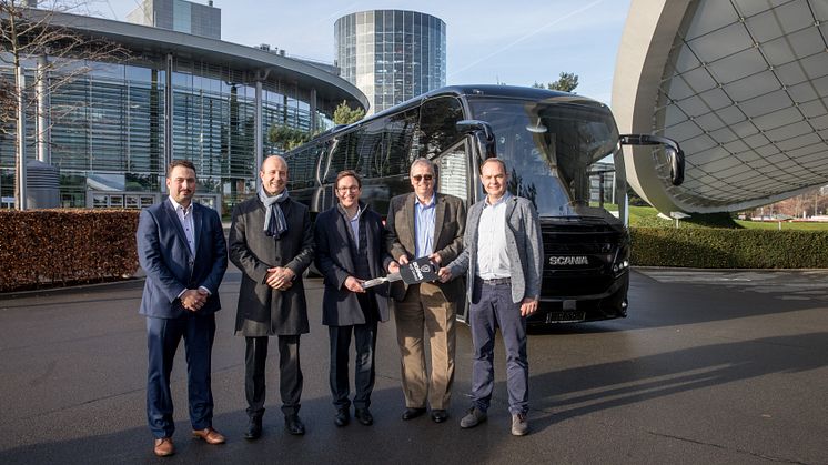 Die Übergabe feierten (v. li.)  Franz Schmidt, Verkauf Busse Scania Deutschland, Stephan de Haar, Erlebniswelt Autostadt, Luc Moulin, Direktor Verkauf Busse Scania Deutschland Österreich, Jürgen Röder, Bonovo VIP, und Maik Steinhausen, Bonovo.