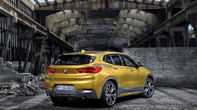 BMW X2, takaa
