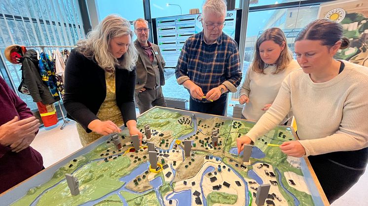 Teknik- och fastighetsnämnden övade på flera händelser inom samhällsriskområdet, här arbetar de tillsammans för att hantera höga flöden.