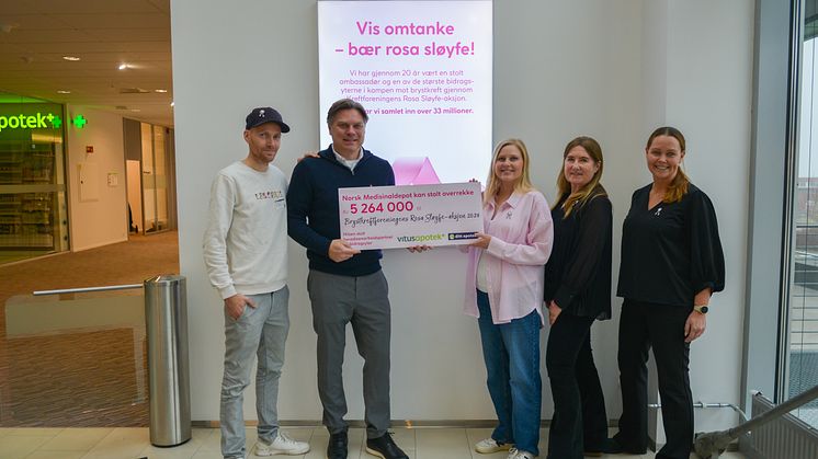 5,2 MILLIONER KRONER: Maria Øygarden, Tonja Pritchard og Linda Bysveen i Vitusapotek overrekker sjekken på 5, 2 millioner kroner til Bjørn Einar Romøren og Øystein Tamburstuen i Kreftforeningen. Foto: Vitusapotek