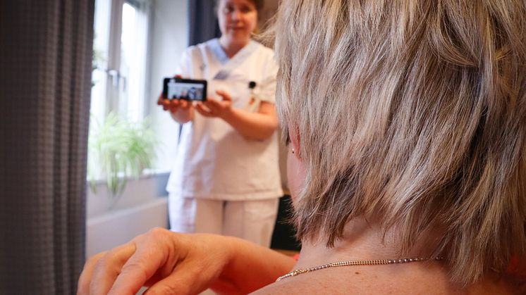 Sjuksköterskan Sara Lindström hjälper en patient med bedömning av en läkare. Foto: Per Strömbro/ Region Västerbotten.