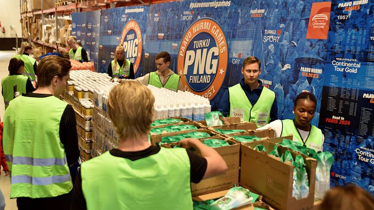 Terveyskassien pakkaamisesta huolehtivat kotimaiset yleisurheilun kärkinimet