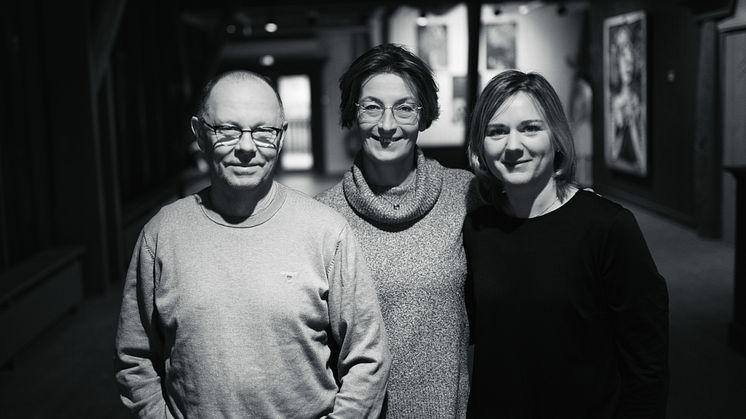 Leif Stinnerbom, Susanne Nyman och Linnea Benneberg i Berättarladan. 
