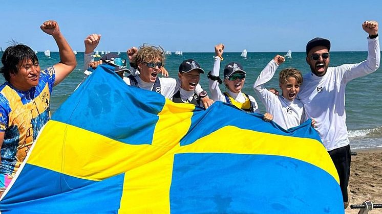 Hr Björkman gratulerar Henric Wigforss till det individuella VM-guldet i Optimistjolle 2023!